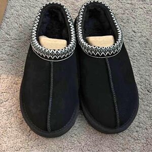 Black ugg tasman